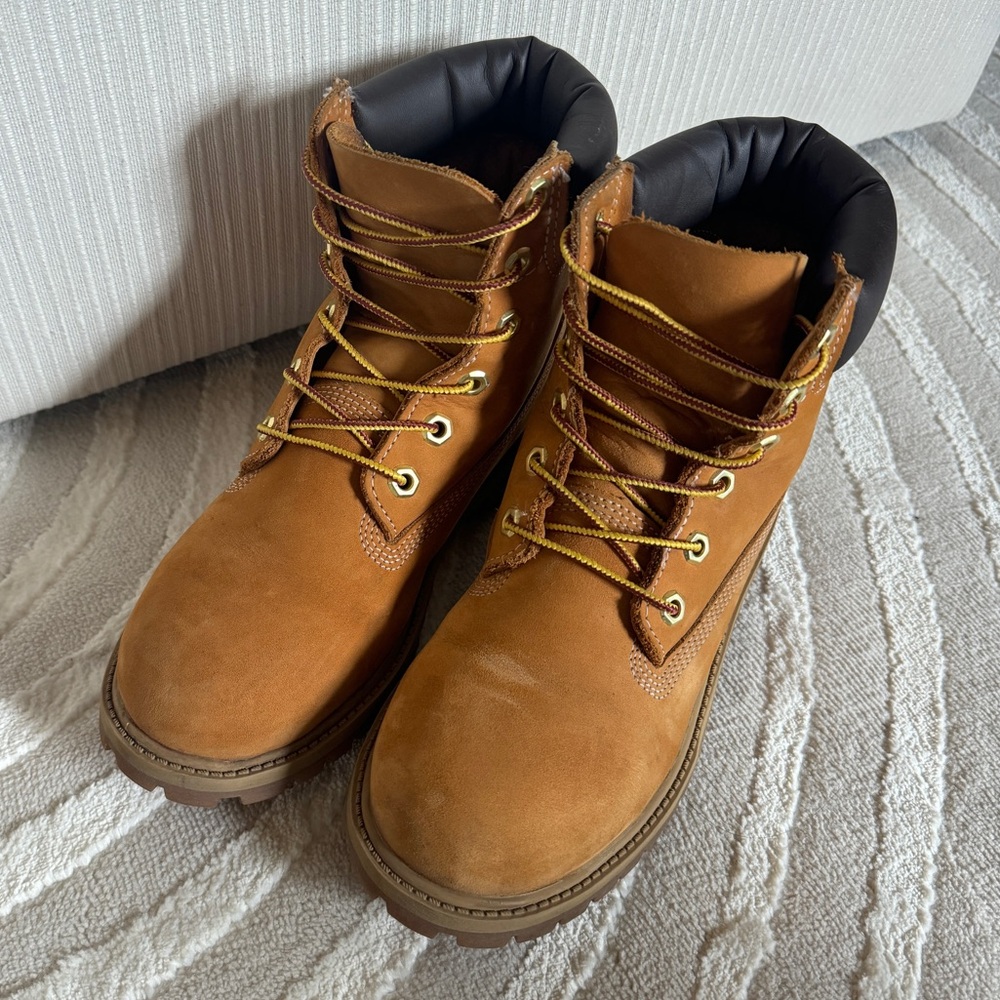 Timberland classic 6” wheat nubuck boots size 6.5